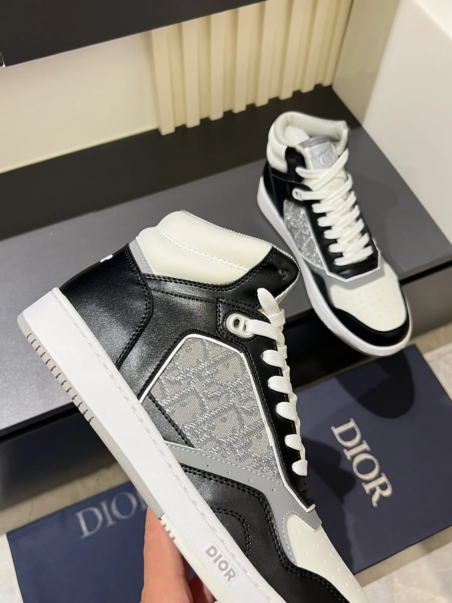 Men's shoes 💰p460 "Dio*" mid-top B27 casual sneakers. This B27 high-top sneaker is a new product in the series and continues Di*r's classic style. Crafted from gray and white smooth calf leather with beige and black Oblique print panels on the sides. The "CD Icon" shaped shoelace eyelets are clever and delicate, and the two-color rubber sole, rear collar and heel are all equipped with the brand's iconic details to enhance the style. Oblique printed straps at the ankle allow for an adjustable fit to complement the overall design. Fashionable and versatile, it can complement any look. Create an exquisite design with unique dynamic vitality and modern atmosphere, presented in low-top and high-top styles. This new must-have shoe adds a new dimension to Dior's archive heritage, embodying modern elegance. Purchase the original version and make it 1:1. If you need top quality, please come to me! Male 38-44!